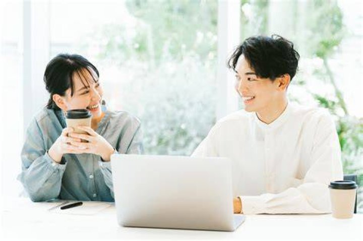 男性が目で笑う脈ありサインのイメージ