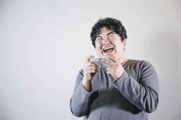 男性の笑い方で心理を読む恋愛イメージ