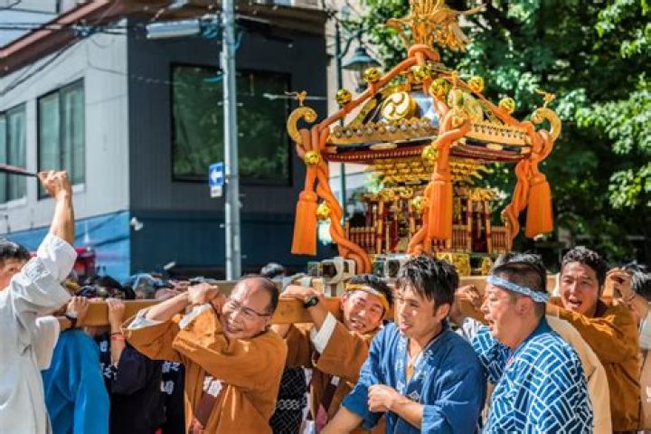 女性が神輿を担ぐ方法と作法 - 基本から女神輿まで完全ガイド